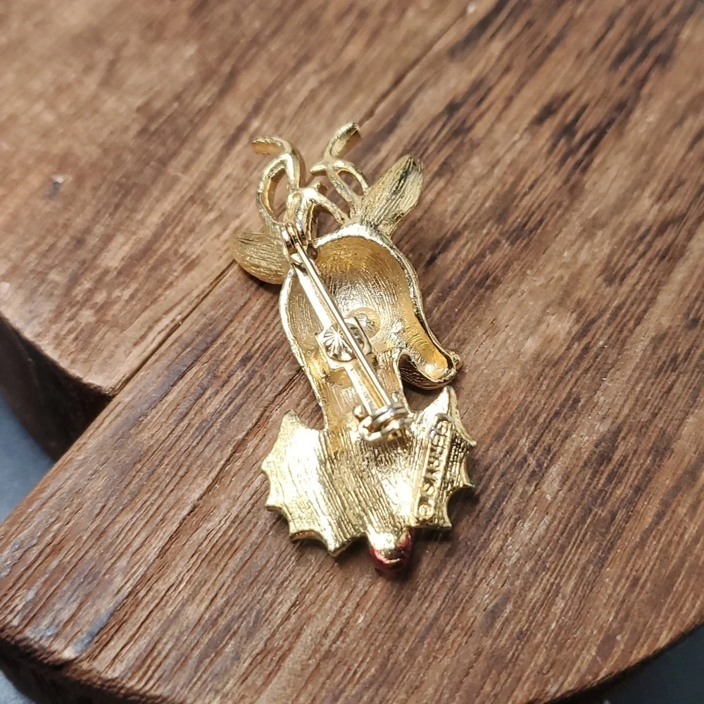 Vintage Gold TONE Reindeer Brooch with‎ Green Holly B828
